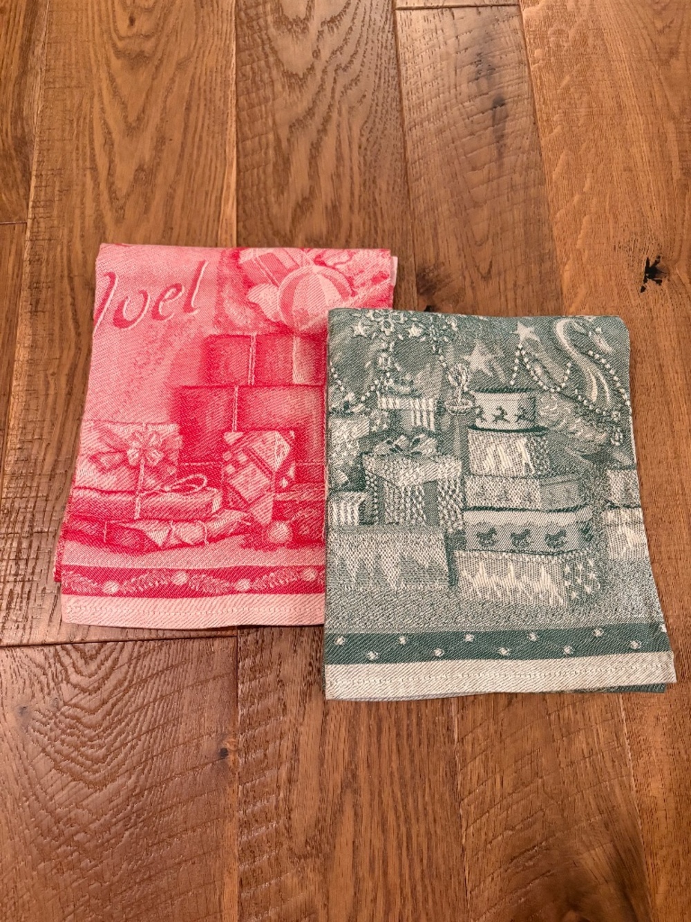 NWOT 2 SUR LA TABLE Nostalgic Looking Christmas Kitchen Towels Made in Italy